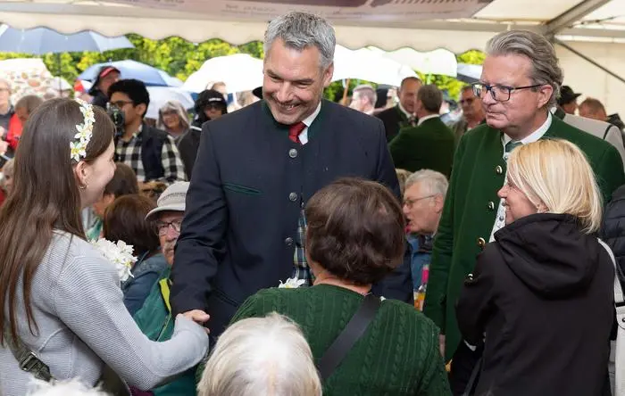 Bad Aussee, AUSTRIA, 4. Juni 2023 - 
Korso - Narzissenfest 2023;
Bundeskanzler Karl Nehammer und Landeshauptmann Christopher Drexler.
Photo: Harald Steiner