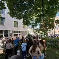 Vor dem Jufa bildeten sich meterlange Menschenschlangen
