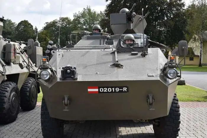 Der Radpanzer wird als Mannschaftstransportpanzer eingesetzt und ermöglicht den Infanteristen einen geschützten Transport.