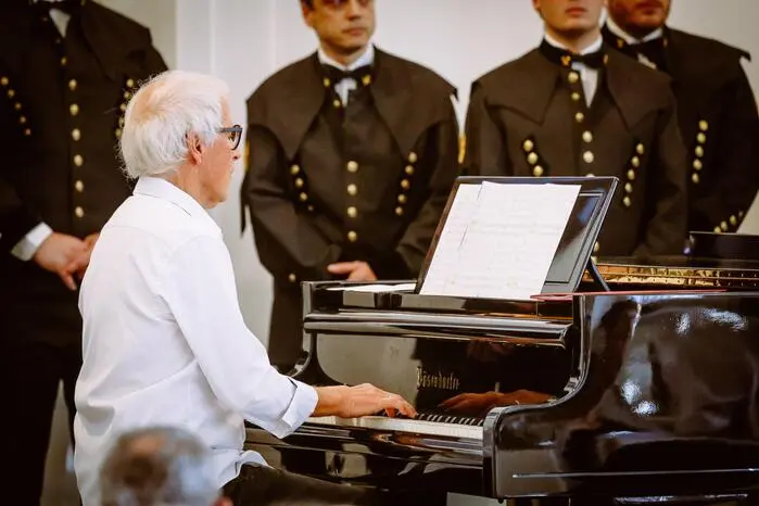 Am Klavier begleitete Helmut Iberer die Sängerinnen und Sänger. 