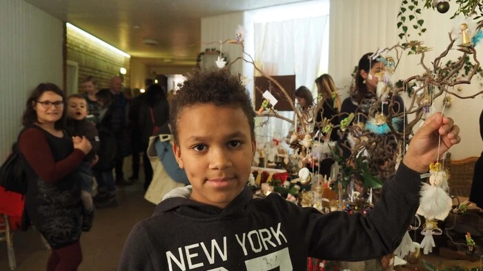 In der Viktringer Schule Josefinum eröffneten Schüler und Politiker am Freitag den zweitägigen traditionellen Weihnachtsmarkt. Der Viktringer Schulchor sorgte gesanglich für Stimmung. Dann ging es ans Kekse essen und Teetrinken und natürlich auch ans Einkaufen der ausnahmslos selbstgemachten Weihnachtsdekorationen.