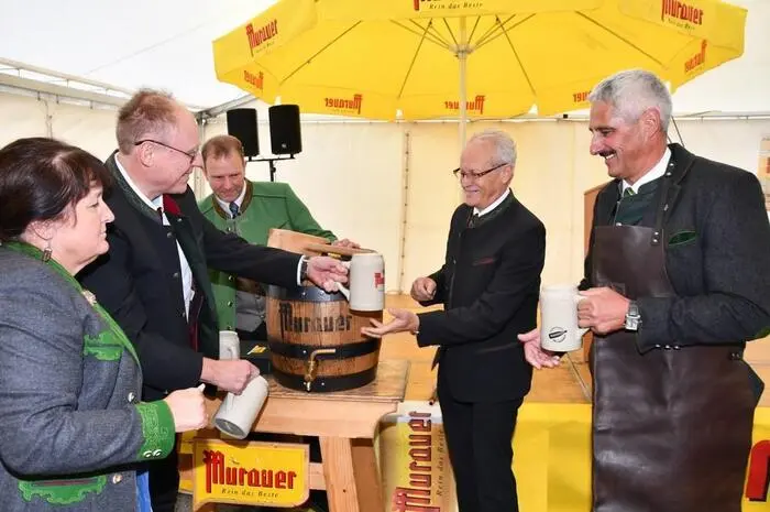 Das Dorffest dauerte bis in die Abendstunden, begleitet von einem bunten Unterhaltungsprogramm und dem traditionellen Bieranstich.