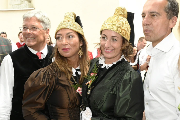 Landeshauptmann Peter Kaiser mit den Goldhaubenfrauen Kerstin de Piero und Karin Lindner sowie Bundeskanzler Christian Kern.