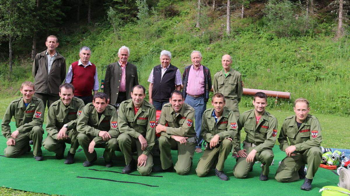 Die ehemaligen Olympiateilnehmer Josef Ortner, Konrad Mühlmann, Johann Walder und Anton Schett, flankiert vom Kommandanten Franz Walder und Stellvertreter Josef Bachlechner (stehend)