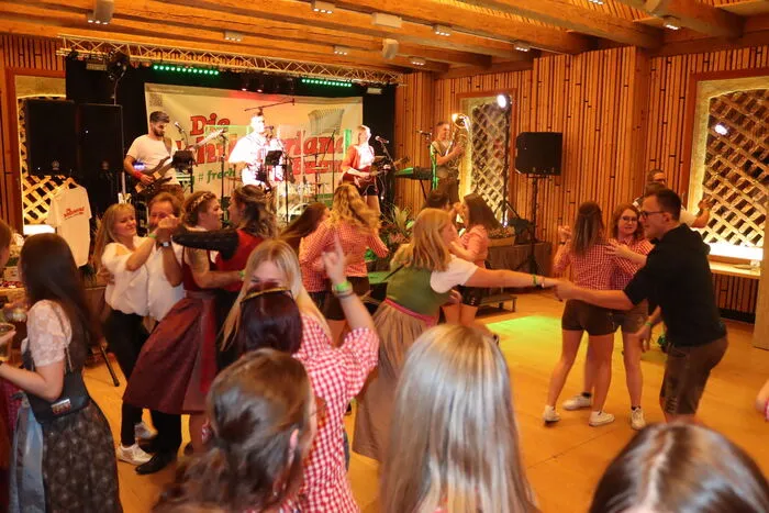 Die Schilcherland Buam sorgten von Anfang an für gute Stimmung und so füllte sich auch gleich der Tanzboden des Kulturstadel Maria Rojach.