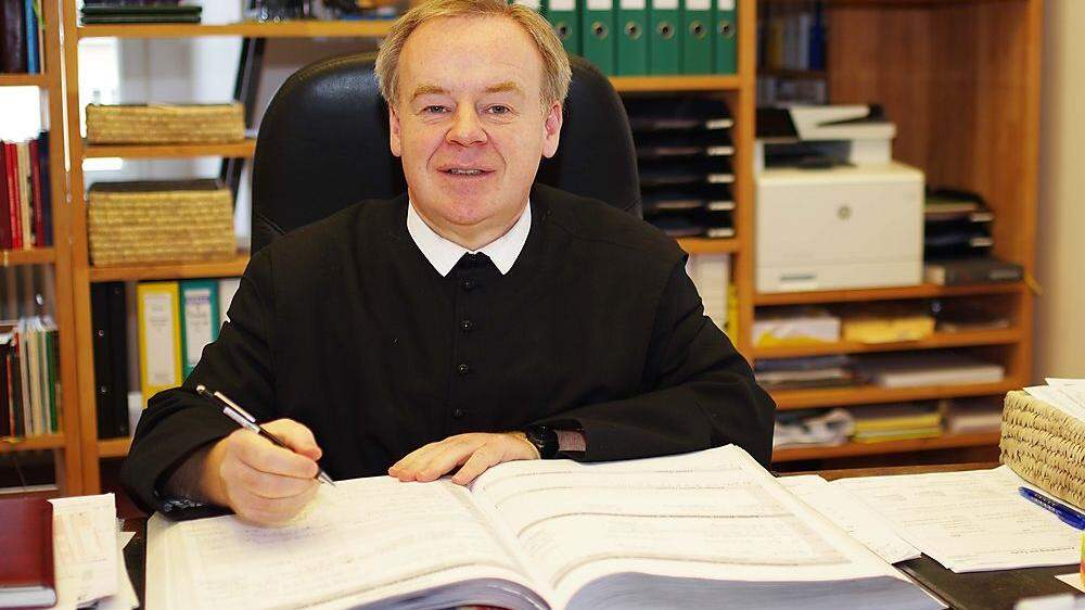 Pater Superior Michael Staberl mit dem Wallfahrtsbuch