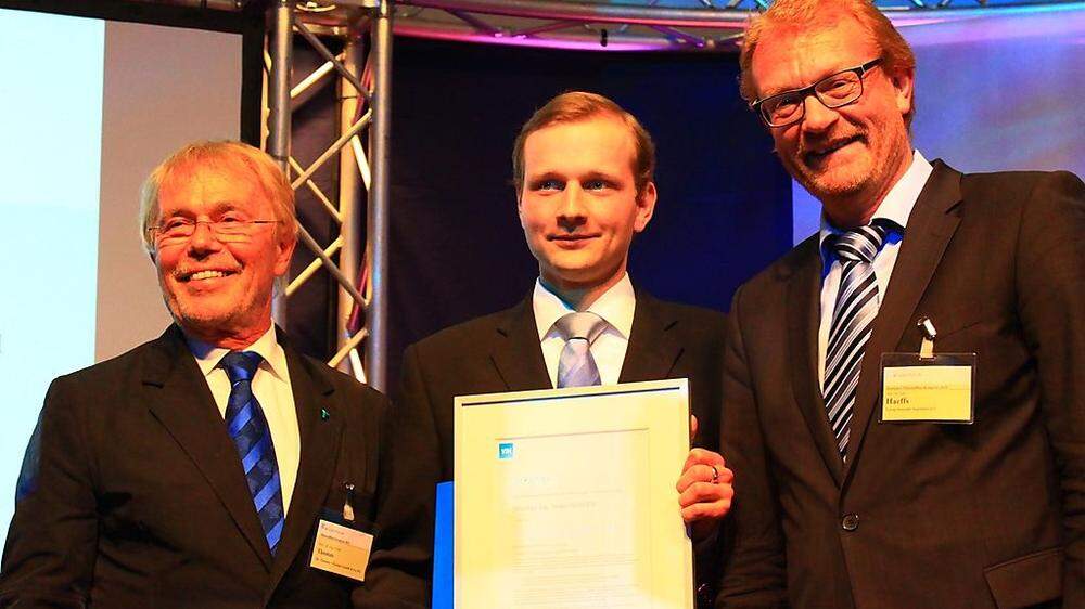 Thomas Stöhr (Mitte) wurde der  „VDI Studienpreis Logistik 2015“ verliehen