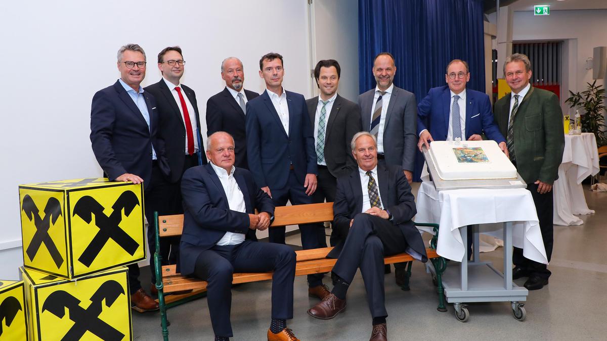 Zum 125. Geburtstag der Raiffeisenbank Leoben-Bruck gab es freilich auch eine Torte
