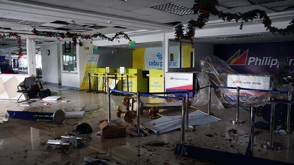 Der internationale Flughafen Manilas hat aus Sicherheitsgründen bereits den Betrieb eingestellt