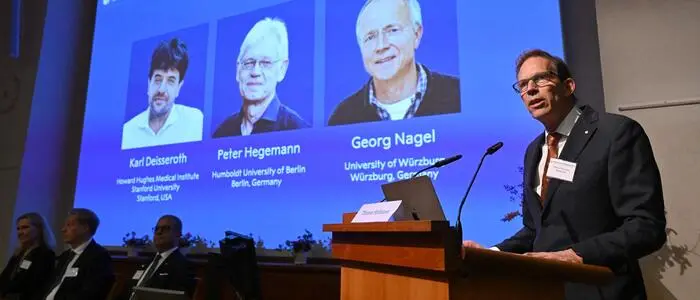 Thomas Perlmann (R) verkündet die diesjährigen Medizin-Nobelpreisträger: Karl Deisseroth, Peter Hegemann und Georg Nagel