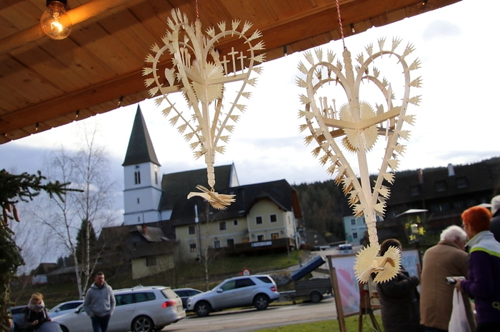 Ob kulinarisch Köstlichkeiten, vom Kletzenbrot bis zu herrlich duftenden Hauswürstl, oder Kunsthandwerk von den fein geschnitzten Tischkreuzen über Uhren aus Holz bis zu diversen Bastelarbeiten, die Besucher konnten gustieren, kosten und natürlich auch kaufen.