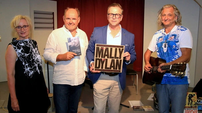 Der Schauspieler und Autor August Schmölzer regte mit seinen Texten zum Nachdenken an, der Musiker Sir Oliver Mally begeisterte auf der Gitarre.