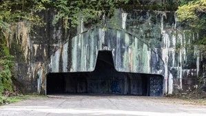 Durch Öffnungen wie diese wurden Kampfjets aus der Flugzeugkaverne auf die Startbahn geschoben.  Aus dem Buch „Lost Places in Kroatien“ (2023, Styria Verlag)