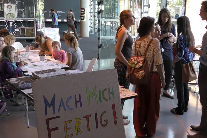 Dabei treffen sich Zeichenbegeisterte jeden Alters, um ihrer Kreativität freien Lauf zu lassen.