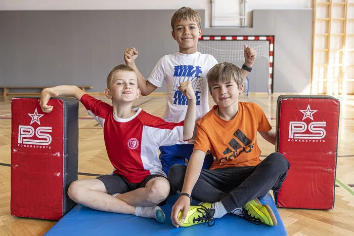Oleksandr, Zahar und Rostyslav (von links) sind drei von fünf ukrainischen Kindern, die derzeit die Volksschule Friesach besuchen. Auch sie hatten bei den vier Trainingseinheiten jede Menge Spaß.