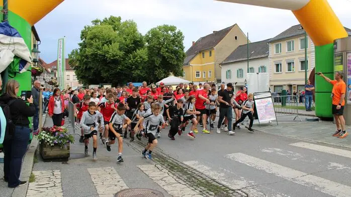 Am Mittwochabend schnürten wieder zahlreiche Weststeirer und Weststeirerinnen die Laufschuhe für den guten Zweck: der beliebte Volkslauf „Run and Help“ des ATUS Voitsberg fand wieder statt.
