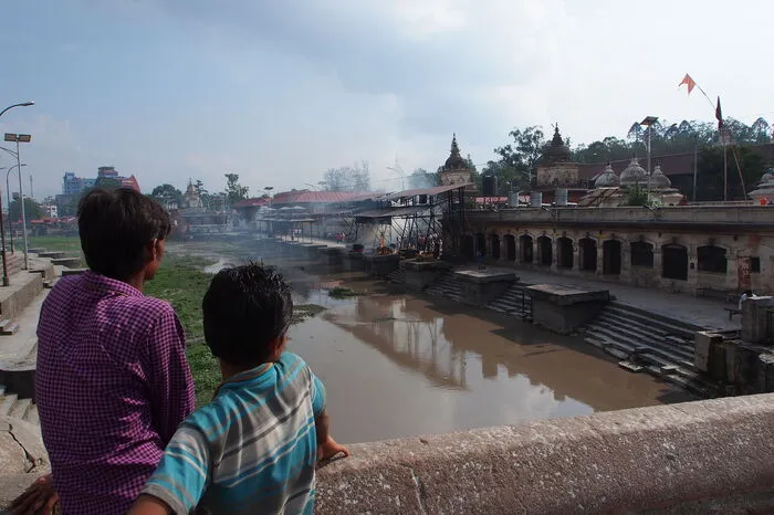 ... Bagmati liegt neben Varanasi in Indien, eine der wichtigsten hinduistischen Stätten der Welt.
