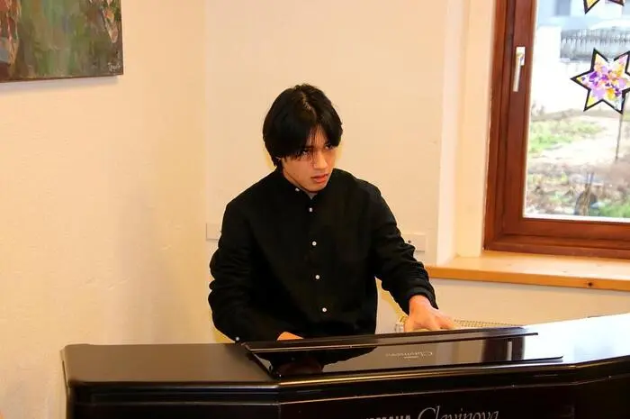 Zu Beginn des Neujahrskonzertes faszinierte der erst 14-jährige, aus der Ukraine stammende und seit zwei Jahren in Köflach lebende Amir Busila auf dem Klavier. Tosender Applaus war der Dank für seine virtuose Darbietung.