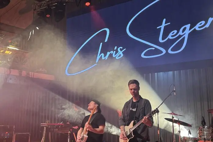 Auf der Bühne wurde diese Wertschätzung sofort spürbar: Mit viel Energie, Gefühl und großer Freude am Auftritt gelang es Chris Steger, das Publikum von Beginn an mitzureißen.