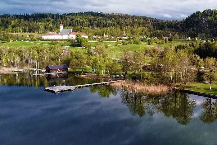 Mächtig ruht es über dem Längsee, das ehrwürdige Stift, von dem aus man einen besonderen Blick über das Wasser genießen kann.