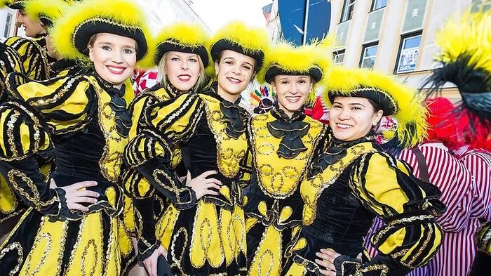 Heute strahlen nicht nur die Gardemädchen bei der Präsentation des Prinzenpaares. Auch die Sonne wird scheinen!