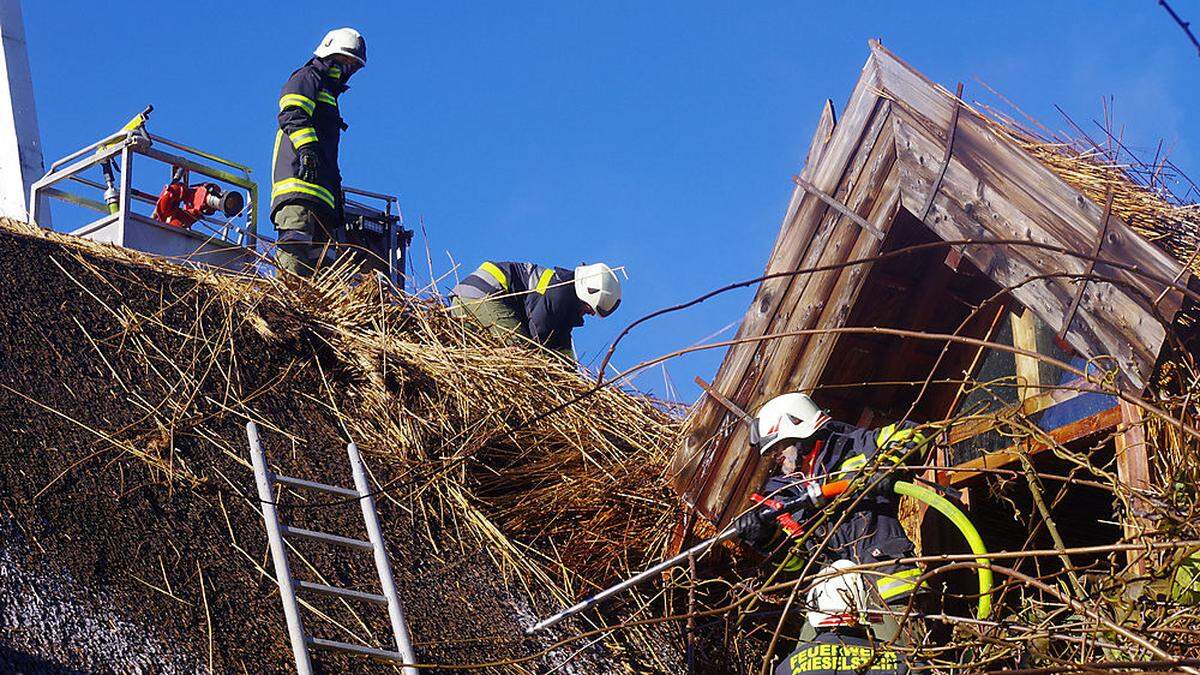 Über das mit Schilfrohr gedeckte Dach breitete sich der Brand zum Wohnhaus aus