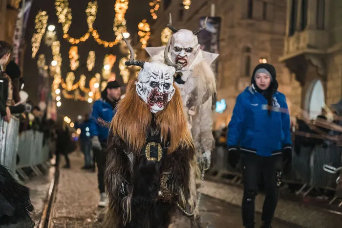 ...durch das Grazer Zentrum. Vor allem die zentrale Herrengasse gab für das höllische Spektakel eine großartige Kulisse.