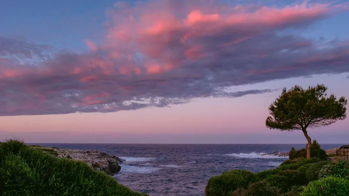 Menorca ist die östlichste und zugleich nördlichste Insel der spanischen autonomen Region Balearen. Ihr katalanischer Name bedeutet „die Kleinere“, im Gegensatz zu Mallorca, „die Größere“.