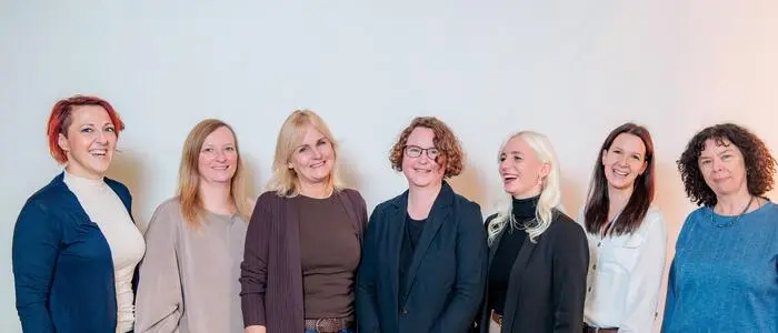 Martina Kump (Mitte) mit dem Team der Frauen- und Mädchenberatungsstellen Obersteiermark Ost