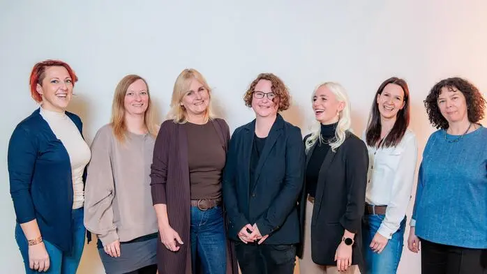 Martina Kump (Mitte) mit dem Team der Frauen- und Mädchenberatungsstellen Obersteiermark Ost