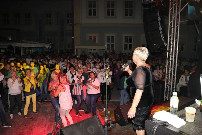 Noch einmal richtig wach gerüttelt wurden die Besucher vor der Bühne in der Eligasse vom Stargast des Abends, der Jazz Gitti. Mehr vom Altstadtfest kann man beim Durchblättern der folgenden Bilderserie erfahren.