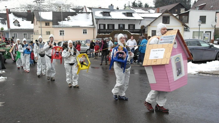 Ihren eigenen Einser-Sessellift auf den Präbichl präsentierten die Vordernberger Faschingsnarren, die auch gleich die Ein- und Ausstiegsstationen mit dabei hatten.