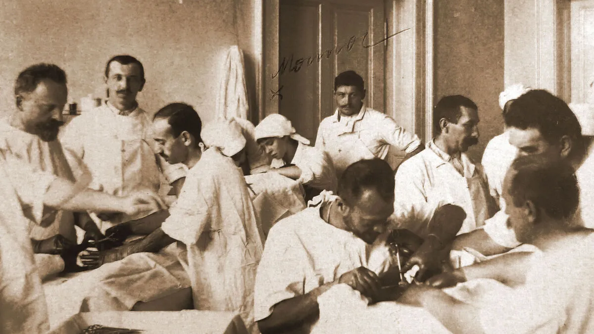 Dora Patzelt (4. v. li.) als Studentin im Seziersaal (1915)