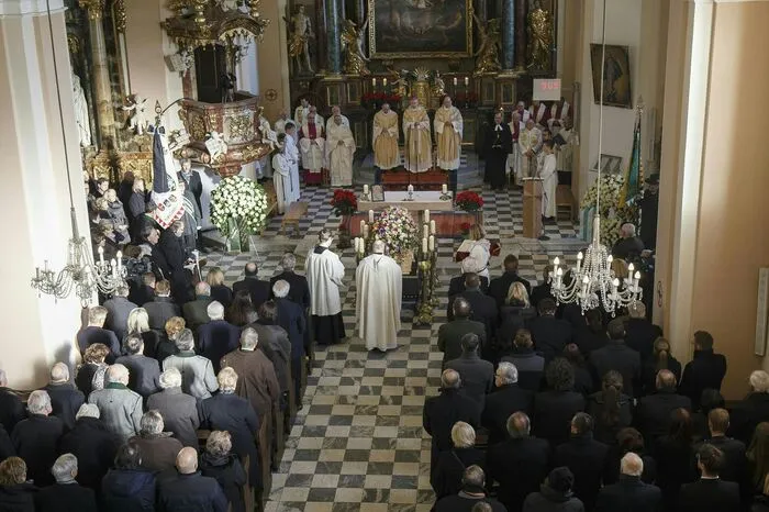 Die Messe wurde auch per Video vor die Kirche übertragen. Via Internet verfolgten diese auch Tausende auf der Homepage der Kleinen Zeitung.