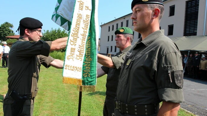 Brigadier Ulfried Khom übergibt an Oberstleutnant Günter Rath die Standarte des Artilleriebataillons 7.