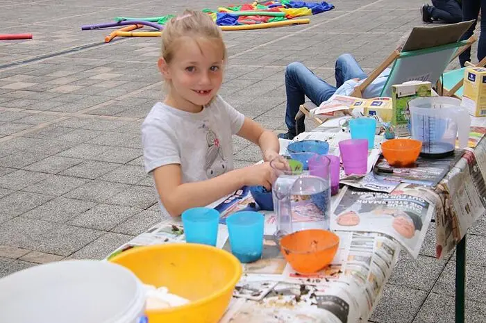 Leider machte das regnerische Wetter viele Vorarbeiten zunichte, beinahe alle Programmpunkte, welche im Freien geplant wurden, mussten in überdachte Räumlichkeiten verlegt werden. Nur in Voitsberg konnte das Kinderfest noch im Freien starten. 
