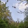 Der Hubschrauber kreiste tief über dem Wald | Der Hubschrauber kreiste tief über dem Wald