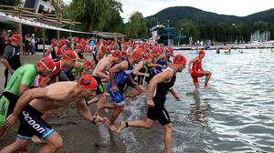 Mit großer Begeisterung legten die Schwimmer beim Company Triathlon los