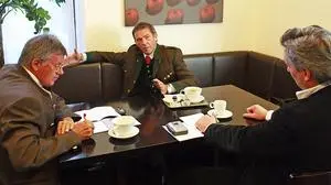 Jörg Haider (Mitte) bei seinem letzten Interview am 10. Oktober 2008 mit dem damaligen Chefredakteur der Kleinen Zeitung Kärnten, Reinhold Dottolo (links), und dem Chefredakteur der Kleinen Zeitung, Hubert Patterer (rechts)