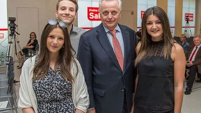 Rudolf Hundstorfermit den jungen Fragestellern Sarah Gressenbauer, Magdalena Fritz und Christoph Grossegger 