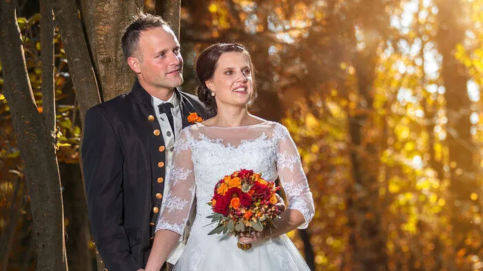 Am 14. Oktober war es für Melanie und Stefan soweit. Das Paar, das in Stallhofen lebt, hat sich das Jawort gegeben. Sowohl die kirchliche als auch die standesamtliche Trauung fanden im Schloss Piber bei herrlichem Herbstwetter statt. Auch Lisa, die Tochter des Brautpaar, genoss es, mit den vielen Festgästen zu feiern.