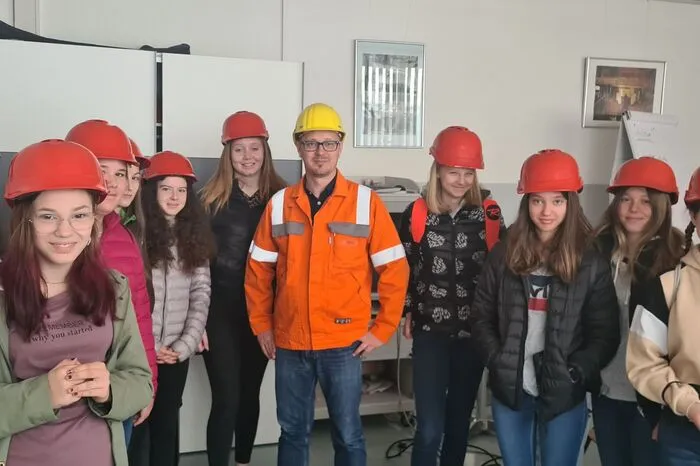 Bereits zum 15. Mal führte die Steirische Volkswirtschaftliche Gesellschaft (STVG) im Auftrag des Landes Steiermark (Ressort Bildung, Gesellschaft, Gesundheit und Pflege) diesen Aktionstag mit Unterstützung der Bildungsdirektion Steiermark durch. Am Foto waren Schülerinnen der Mittelschule Langenwang bei Breitenfeld Edelstahl in St. Barbara zu Besuch.
