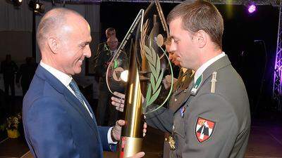 Minister Gerald Klug (SPÖ) überreichte Roman Quero gestern die Auszeichnung „Soldat des Jahres“ 