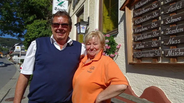 Johann und Brigitte Michetschläger vor ihrem Lokal.