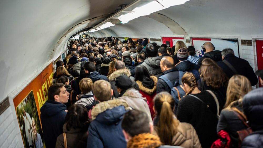 Total überfüllte Metro-Station in Paris.