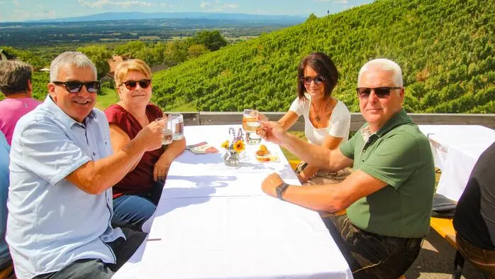 Aufgrund des starken Regens in der Südoststeiermark musste das „Ga wein‘t gehn“ in Klöch von Samstag auf Sonntag verschoben werden. Eine gute Entscheidung, wie sich zeigte, denn am Sonntag schien die Sonne umso stärker zu strahlen