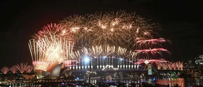 Um 14 Uhr unserer Zeit gab es in Sydney das gewohnt pompöse und atemberaubende Feuerwerk | Um 14 Uhr unserer Zeit gab es in Sydney das gewohnt pompöse und atemberaubende Feuerwerk