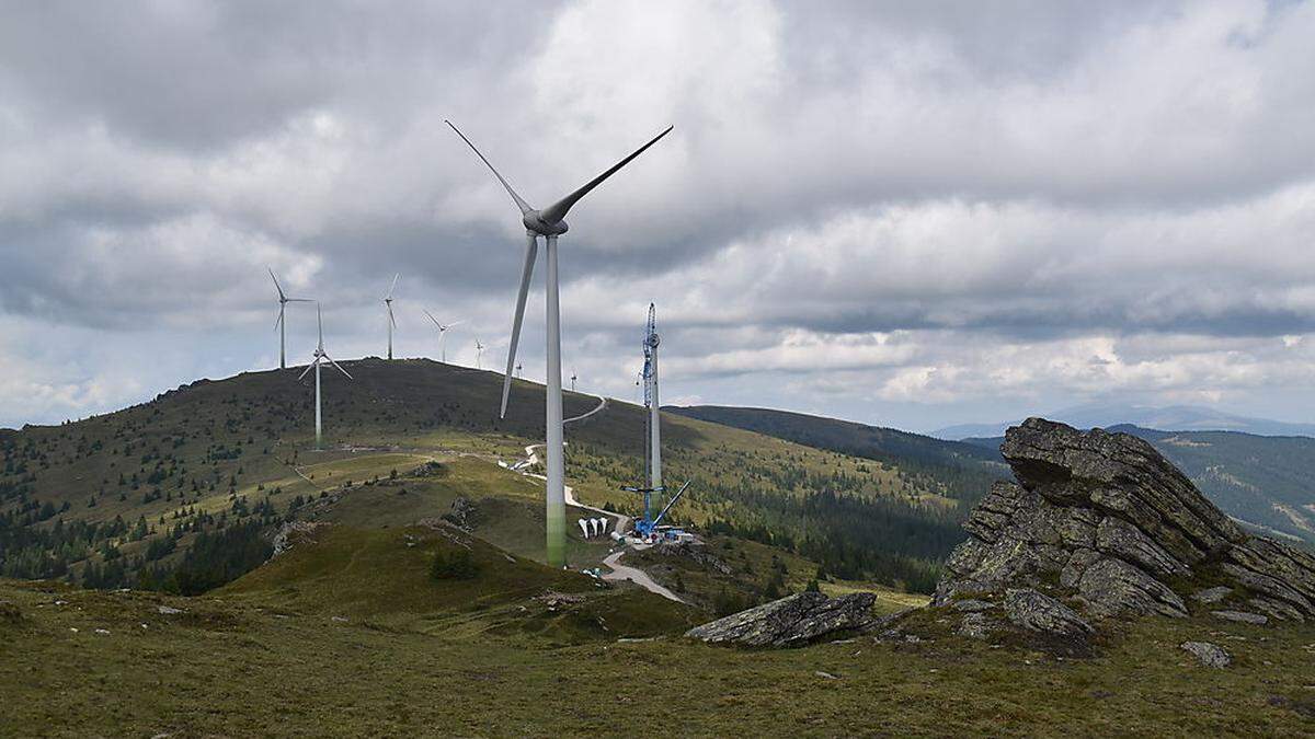 Im Oktober 2017 wurde der Windpark auf der Handalm, auf der steirischen Seite der Koralpe, eröffnet. 13 Windräder, jeweils 120 Meter hoch, wurden gebaut