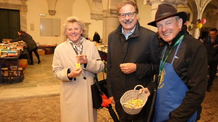 Roswitha und Franz Oberlercher mit dem Lions-Losverkäufer Edwin Reiter