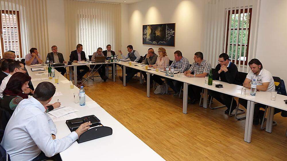 Bürgermeister Josef Hauptmann (M.) begrüßte bei der ersten regulären Sitzung 20 Gemeinderatskollegen